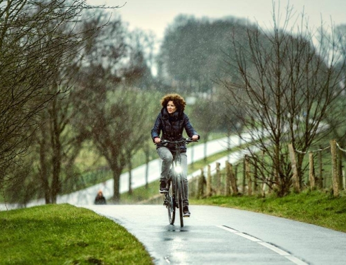 Regen? Ruim een derde van de Nederlanders pakt alsnog de fiets.